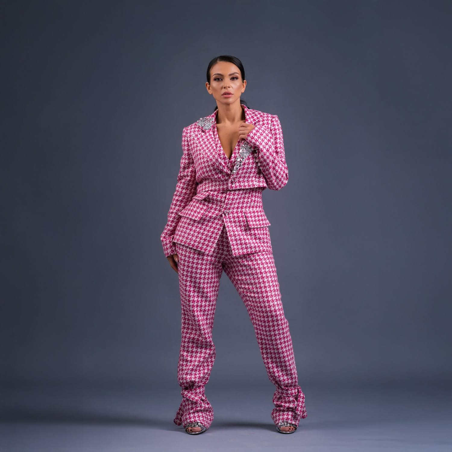 costum cu aplicatii cusute manual 1 sqaured