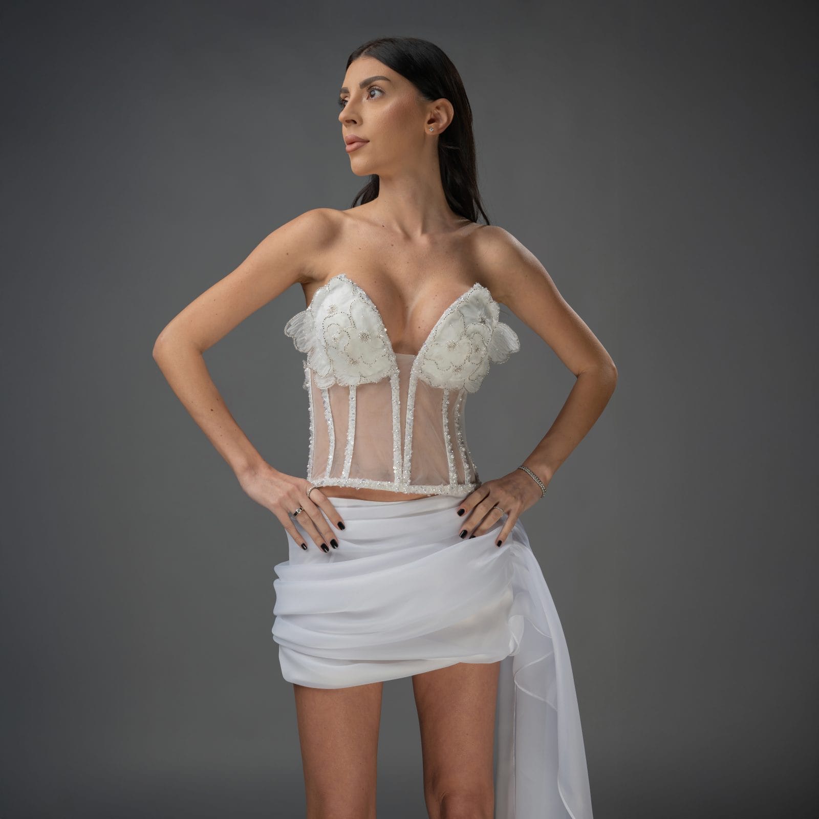 corset alb cu flori si fusta organza 1