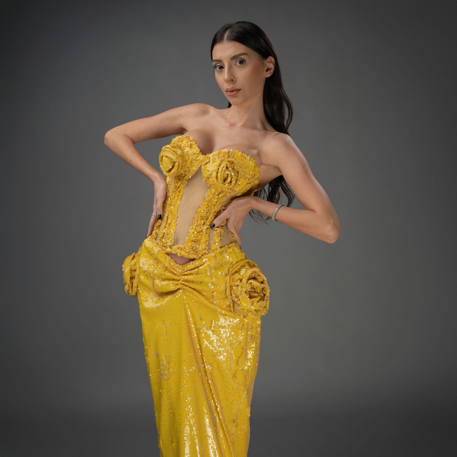 corset galben cu trandafiri fusta galbena 1