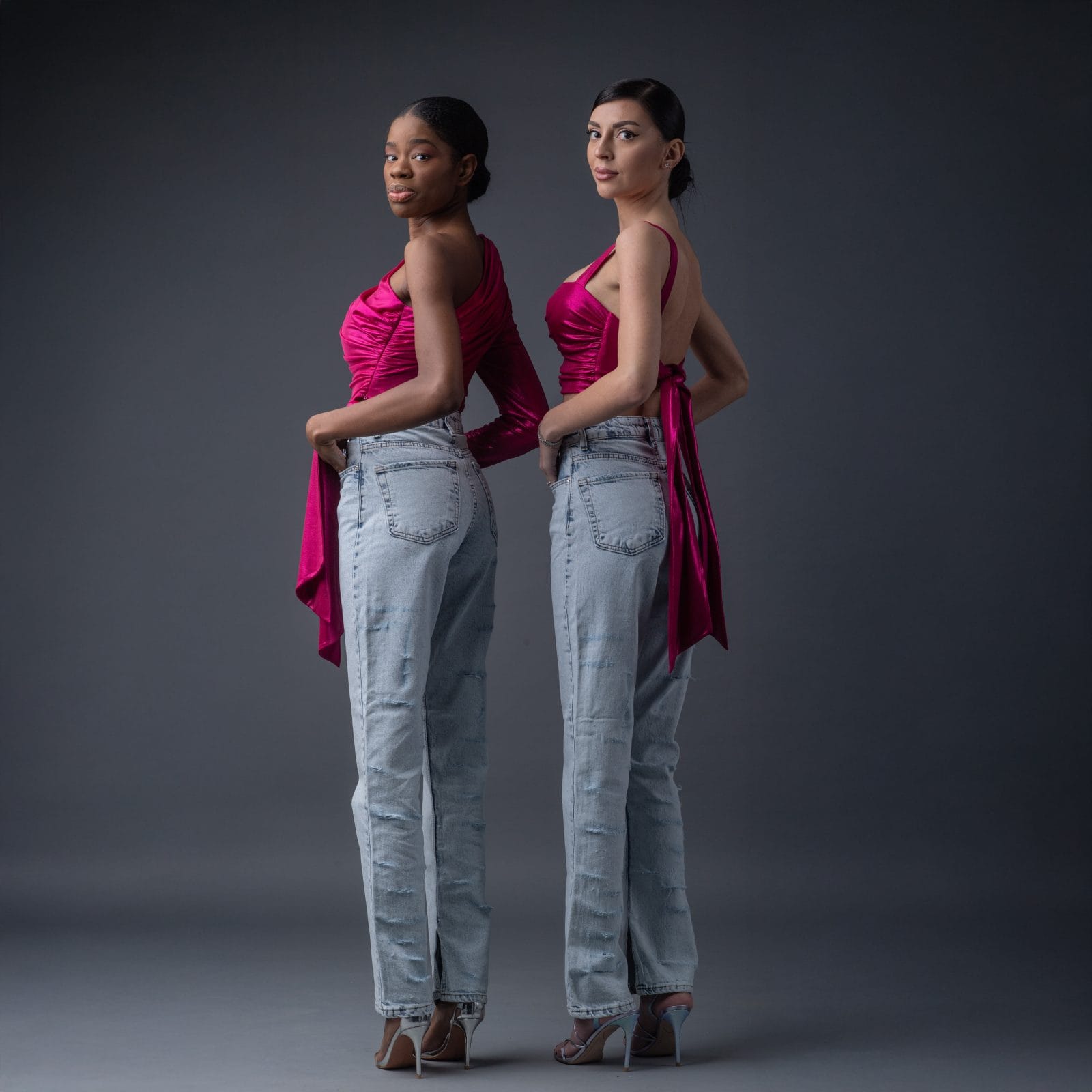 top metalizat fuschsia cu nod la spate, top pe un umar fuchsia blugi cu talie inalta si rupturi 3