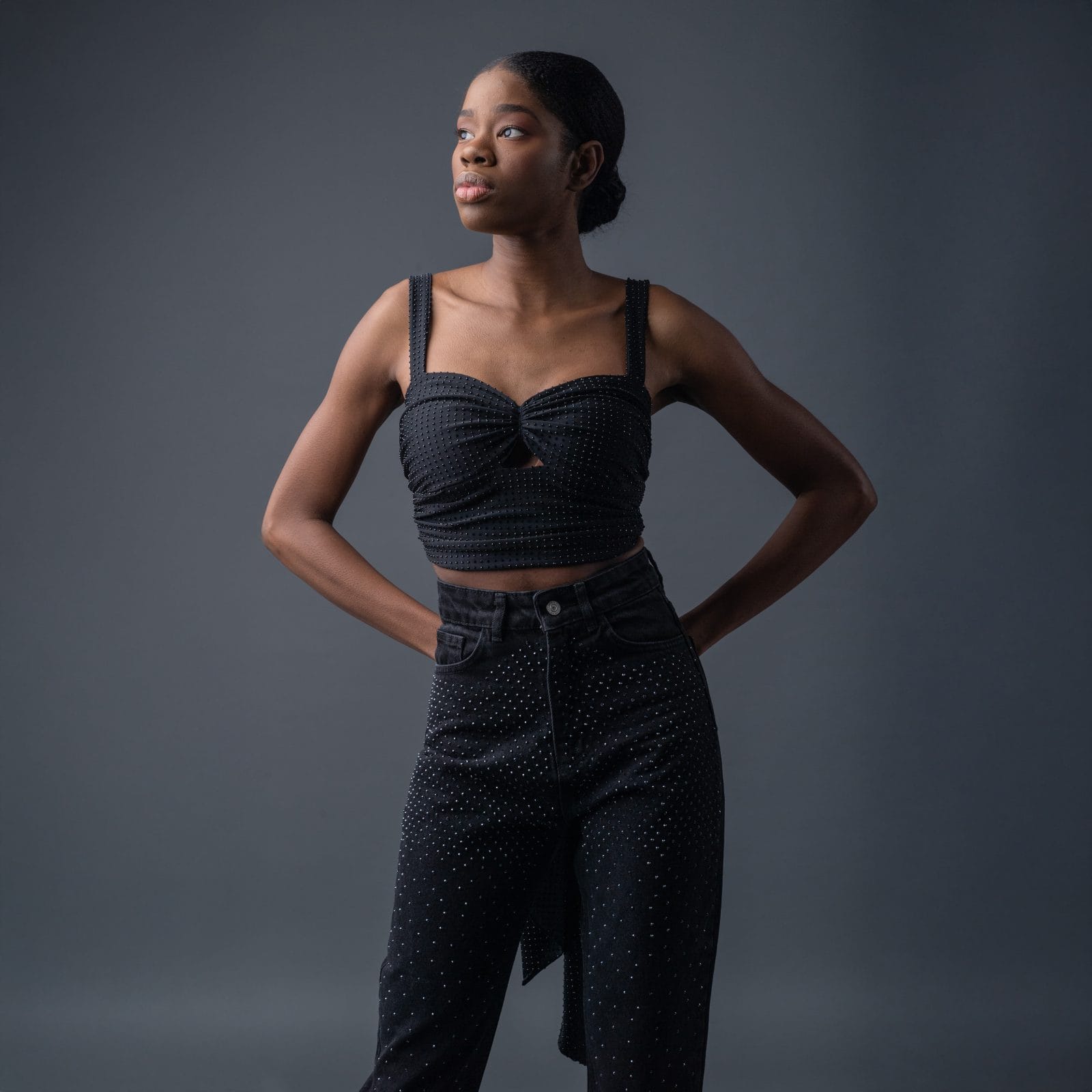 top negru cu nod la spate si cristale