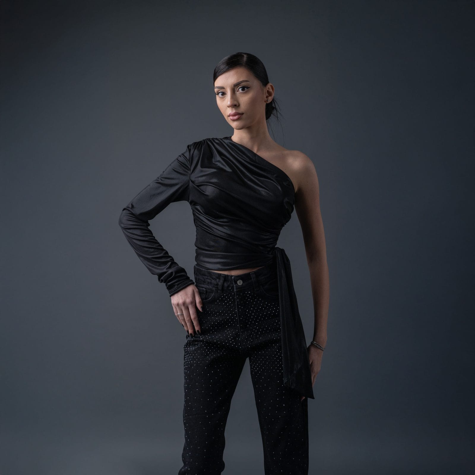 top negru metalizat pe un umar 1