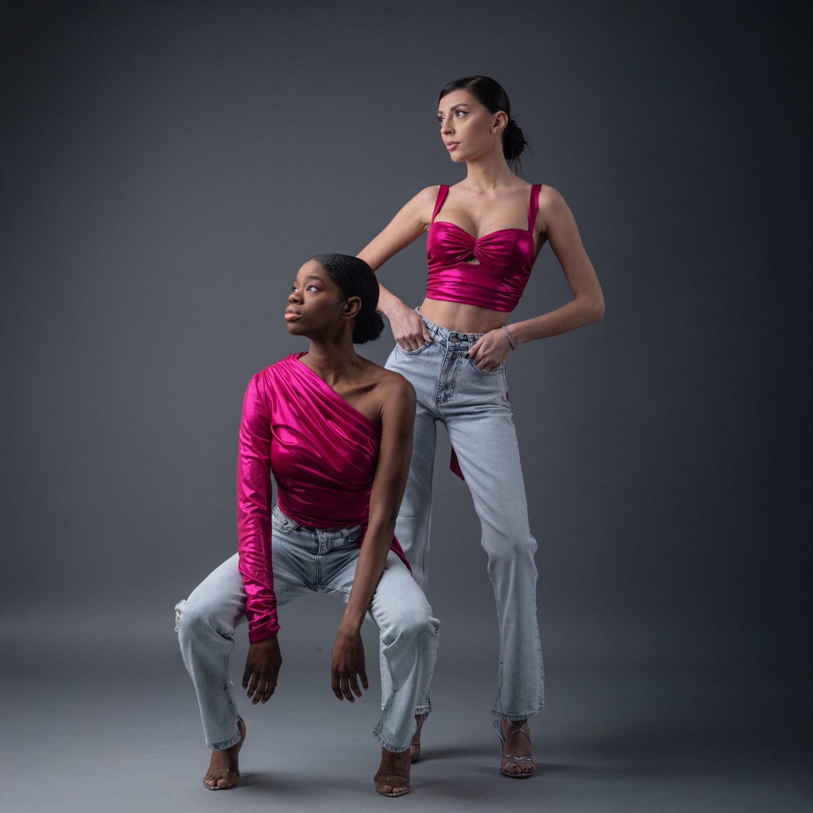 top metalizat fuschsia cu nod la spate, top pe un umar fuchsia blugi cu talie inalta si rupturi 2