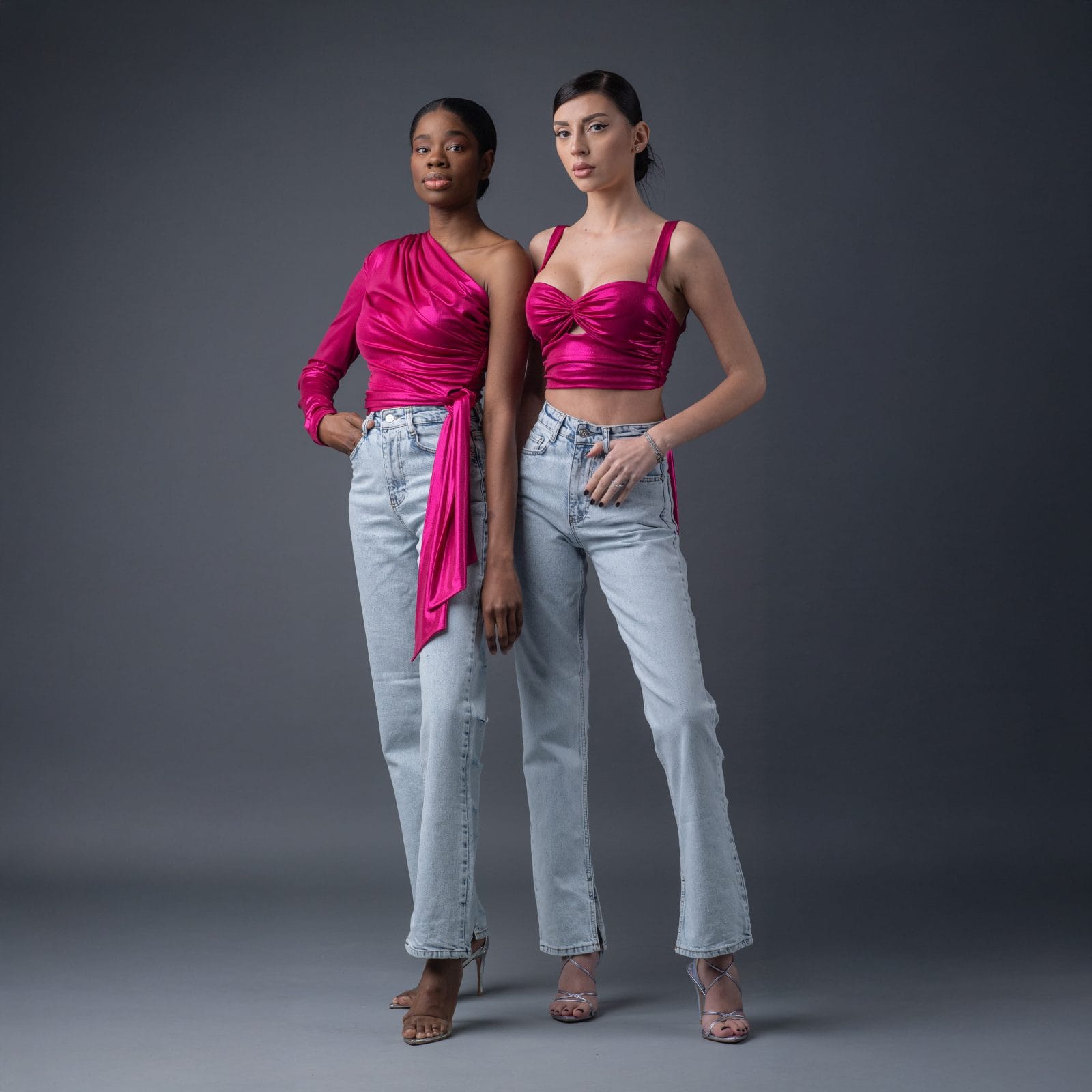 top metalizat fuchsia cu nod la spate, top pe un umar fuchsia blugi cu talie inalta si rupturi 1